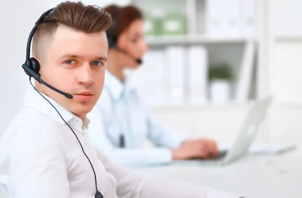 Aantrekkelijke jonge mensen die werken in een callcenter — Stockfoto