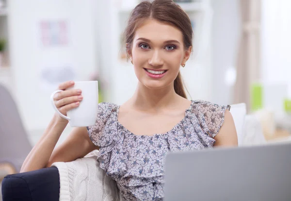 Empresária atraente sentada na mesa no escritório — Fotografia de Stock