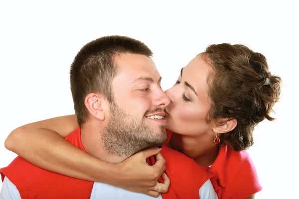 Retrato de jovem feliz casal sorridente, isolado no fundo branco — Fotografia de Stock