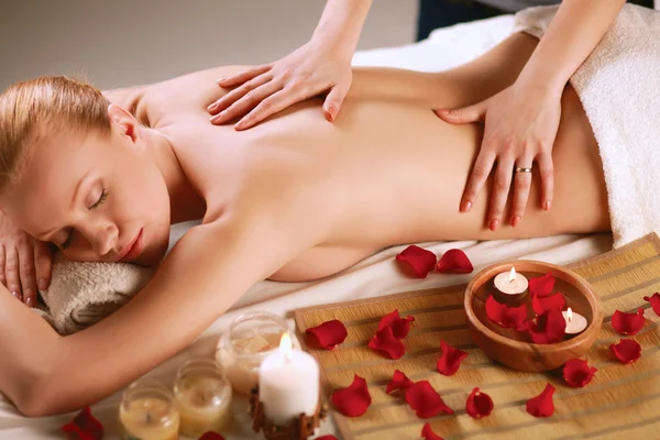 Bella giovane donna ottenere massaggio spa. — Foto Stock