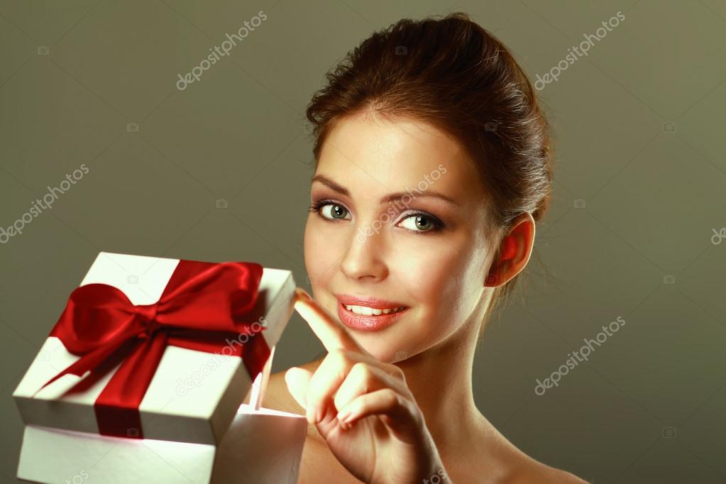 девушка закрывает дверь. эмоции от подарка. девушка дарит подарок. женщина открывает дверь. девушка открылась.