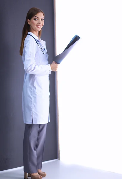 Kadın Doktor Röntgen Resim konumu gri duvarının yakınında olan — Stok fotoğraf