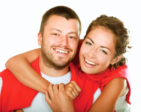 Retrato de joven feliz pareja sonriente, aislado sobre fondo blanco —  Fotos de Stock