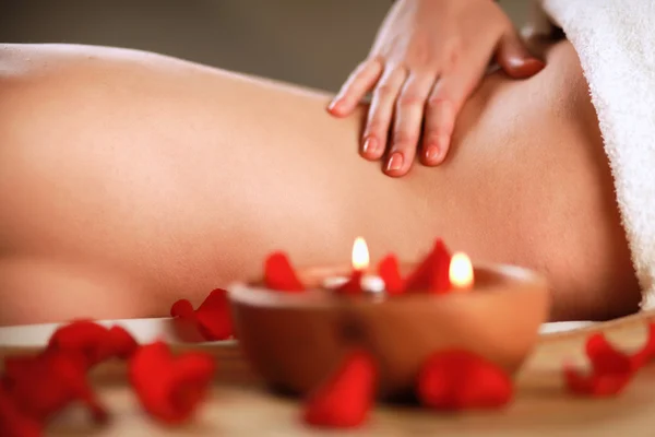 Bella giovane donna ottenere massaggio spa. — Foto Stock