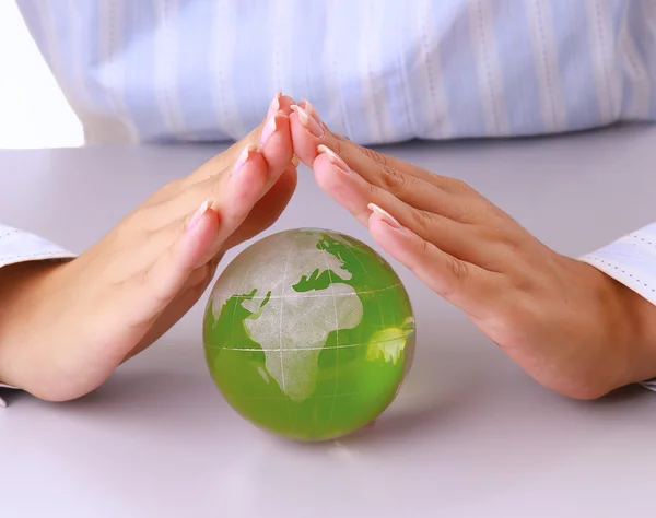 Hände, die eine grüne Erde halten, isoliert auf weißem Hintergrund — Stockfoto