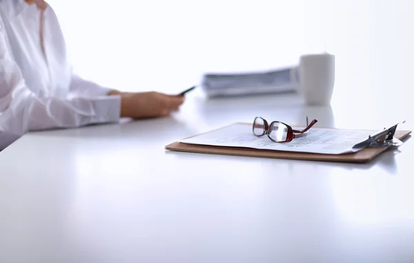 Femme avec des documents assis sur le bureau — Photo