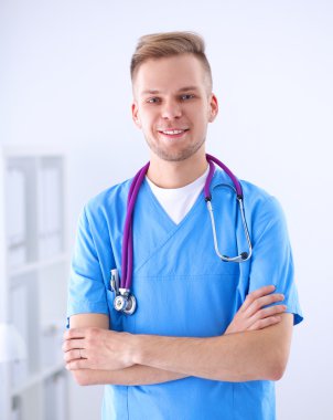 Doktor stetoskop duran, beyaz arka plan ile