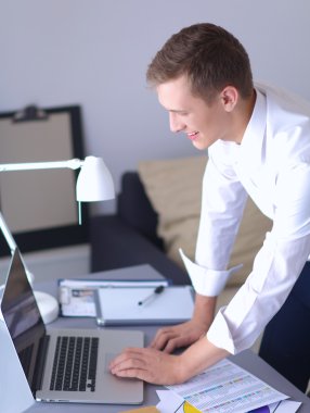 Genç işadamı ofis Resepsiyon duran, çalışma