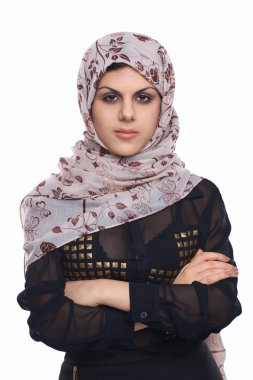 beyaz izole kırmızı bir başörtüsü giyen genç Asyalı bir kadın portresi.