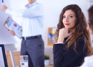 İş adamları iş toplantısında, ofiste oturup tartışıyorlar.