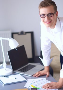 Genç işadamı ofis Resepsiyon duran, çalışma