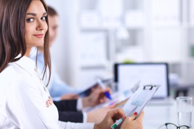 Ofiste proje üzerinde çalışan iş adamları