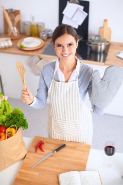 kadın mutfakta gülümseyen sağlıklı gıda ayakta yapma