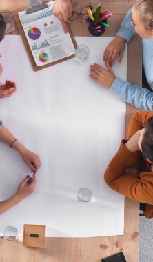 İş adamları iş toplantısında, ofiste oturup tartışıyorlar.