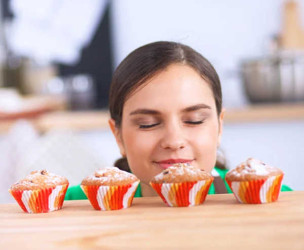 女は台所でケーキを作っている — ストック写真