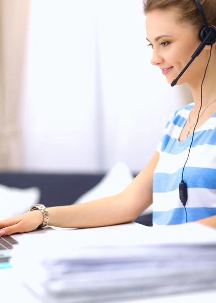 Femme avec des documents assis sur le bureau — Photo