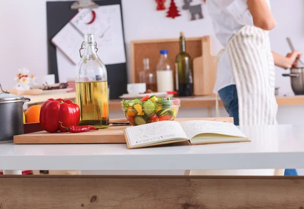 Jeune femme préparant une salade dans la cuisine — Photo