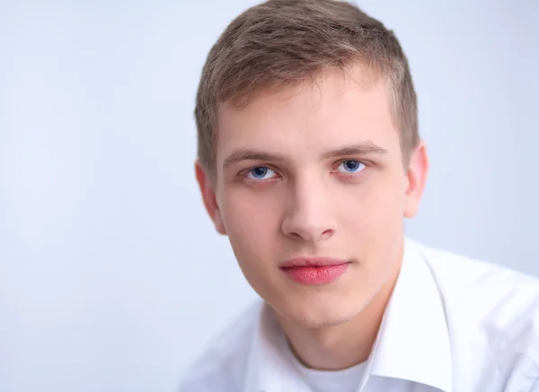 Porträt eines lächelnden jungen Mannes auf grauem Hintergrund — Stockfoto