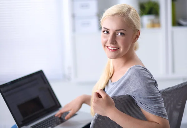 Jong mooi vrouw met behulp van een laptop computer thuis — Stockfoto