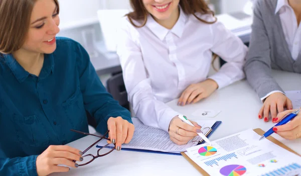 Företag som sitter och diskuterar i office — Stockfoto