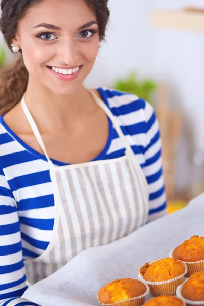 Vrouw bakt taarten in de keuken. — Stockfoto