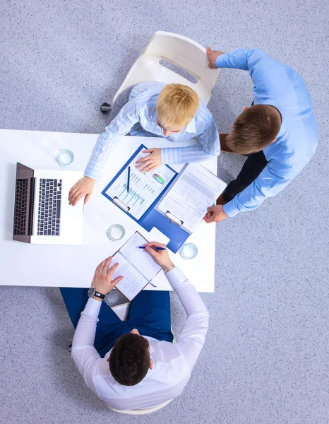 Zakenmensen zitten en discussiëren op zakelijke bijeenkomst, in functie — Stockfoto