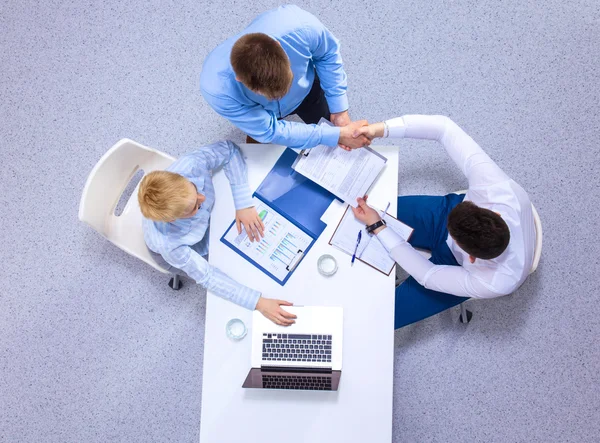 Geschäftsleute sitzen und diskutieren bei Geschäftstreffen, im Büro — Stockfoto