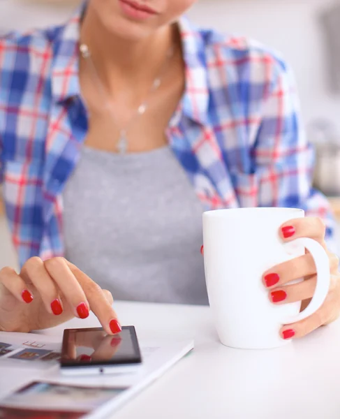 Junge Frau liest mgazine In Küche zu Hause — Stockfoto