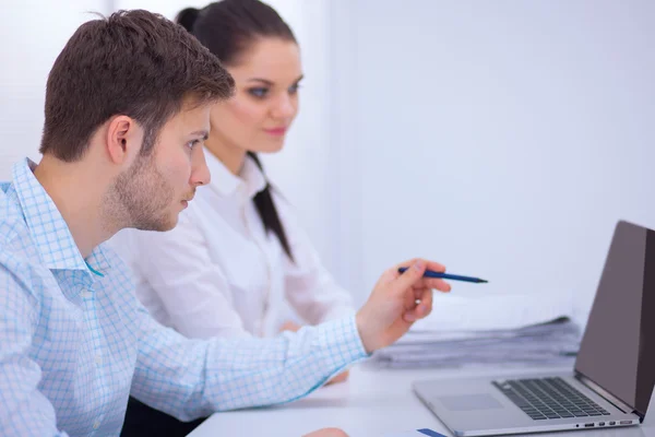 Affärsmän som sitter och diskuterar på affärsmöte, i ämbetet — Stockfoto