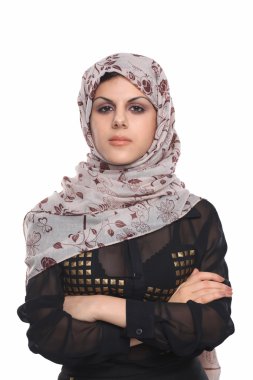 beyaz izole kırmızı bir başörtüsü giyen genç Asyalı bir kadın portresi.