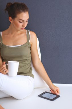 вродлива жінка у своїй вітальні, лежачи на дивані надсилання повідомлень