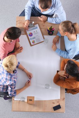 İş adamları iş toplantısında, ofiste oturup tartışıyorlar.