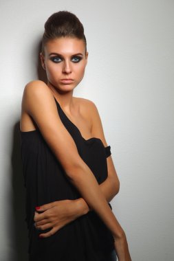 Beyaz arka plan üzerinde izole, güzel bir kadın