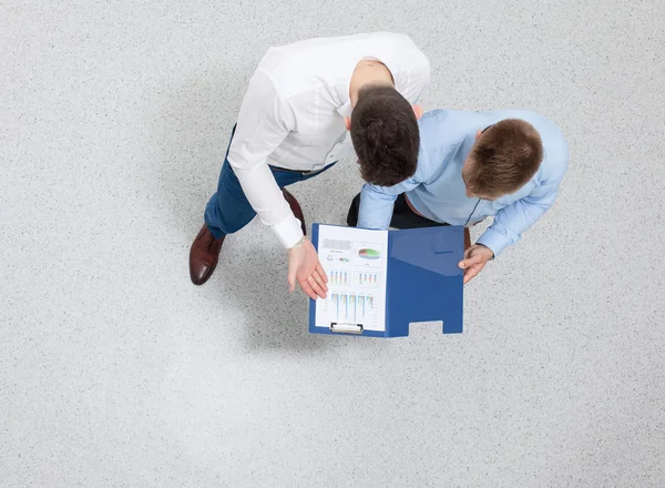 Affärsmän som sitter och diskuterar på affärsmöte, i ämbetet — Stockfoto