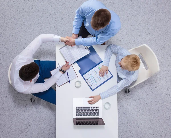 Geschäftsleute sitzen und diskutieren bei Geschäftstreffen, im Büro — Stockfoto