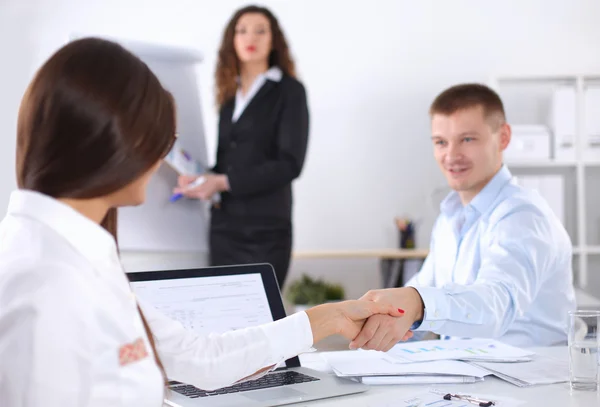 Zakenmensen zitten en discussiëren op zakelijke bijeenkomst, in functie — Stockfoto