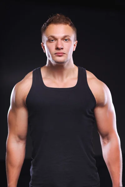 Gesunder muskulöser junger Mann. isoliert auf schwarz — Stockfoto