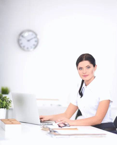 Attraktive Geschäftsfrau sitzt im Büro — Stockfoto