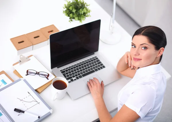 Jolie femme d'affaires assise sur le bureau dans le bureau — Photo