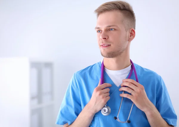 Médico con estetoscopio de pie, brazos cruzados, aislado sobre fondo blanco — Foto de Stock