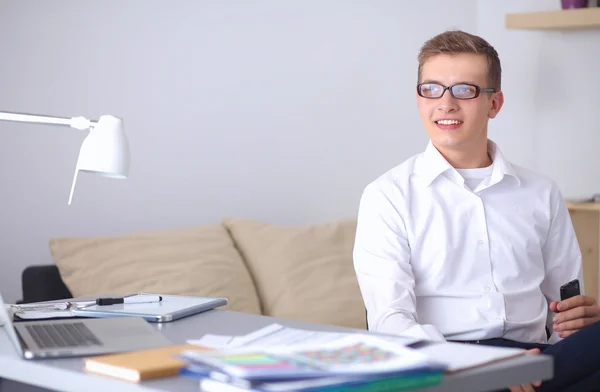 Young businessman working in office, sitting at desk — Stock Photo, Image