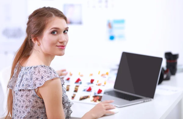 Vrouw met documenten op het bureau — Stockfoto