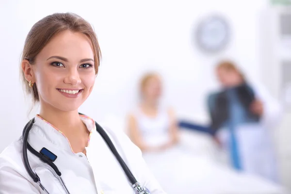 Kadın doktor hastanede duruyor.