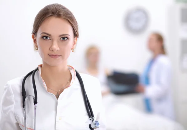 Женщина-врач стоит в больнице — стоковое фото