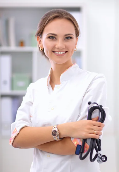 Doctora de pie en el hospital — Foto de Stock