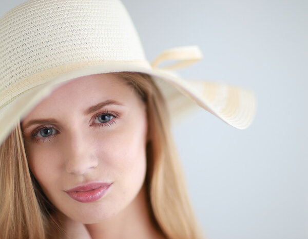 Портрет красивой модели в шляпе, изолированный на белом
