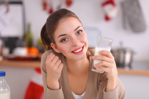 Souriant femme attrayante petit déjeuner dans la cuisine intérieure — Photo