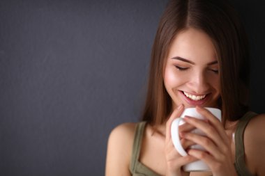 katta oturan ve içme güzel kadın