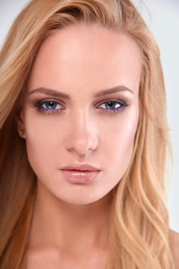 Beyaz arka planda izole edilmiş güzel bir genç kadının portresi.