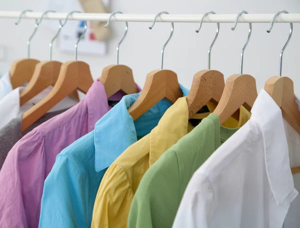 Kleider hängen in Designerladen im Regal — Stockfoto